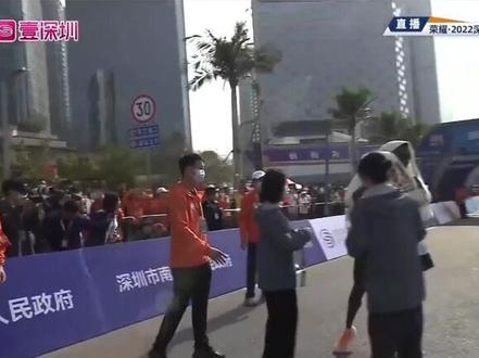恭喜何杰深圳马拉松夺冠!管油胜获得第4!赛前大家都不好看国内选手,毕竟PB差了不少,能夺冠真的不容易,拼命三郎何杰!#深圳马拉松 #何杰马拉松