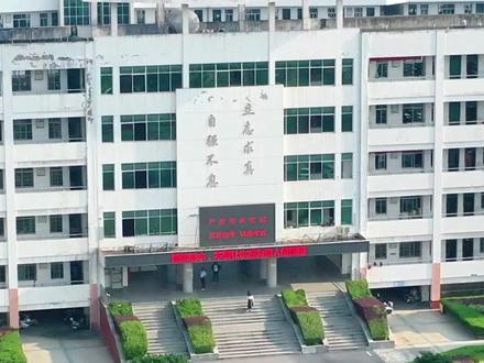 #高考 高三最后一旗!青春不散场!镜头锁定#感动瞬间,少年执旗热血出征!#毕业季 #高考必胜 #升旗 (记者:常新宇 编辑:常新宇 杨文婷)