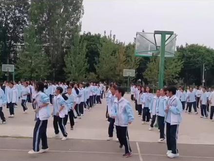 动作标不标准不重要,重要的是师生一起开心的跳!