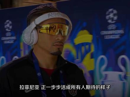 从险些离队到巴萨真核 拉菲尼亚两战造4球 金球统治级表现 拉菲尼亚正活成巴萨球迷期待的样子,他在 2026 年西班牙超级杯上统治全场,半决赛梅开二度 + 助攻,决赛双响助巴萨击败皇马夺冠并当选 MVP。弗利克执教后他彻底爆发,73 场贡献 43 球 27 助攻,五场国家德比造 8 球成皇马克星,虽未获金球奖认可,但已是巴萨不可或缺的核心。#巴萨 #拉菲尼亚 #弗里克 #金球奖 #足球人物