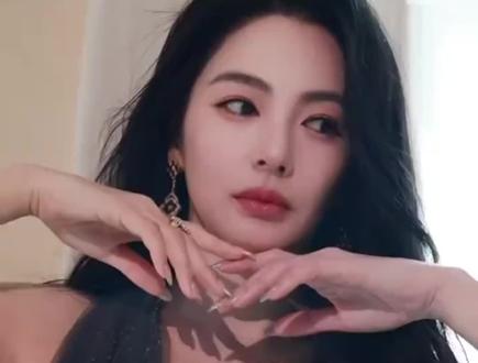 #热门 演员张雨绮陷入舆论风波,引发全网热议。目前,张雨绮方面暂未对争议作出回应,且全程冷处理,随后其多个美妆、护肤等商务合作被取消、辽宁春晚相关节目也被取消。据企查查信息显示,近期,张雨绮与魏某某、义乌市麓艺电子商务商行(个体工商户)新增开庭信息,案由为肖像权纠纷,案件将于3月27日在上海市徐汇区人民法院开庭审理。此外,张雨绮名下关联9家公司,6家已注销,其中新沂张雨绮影视文化工作室、南京张雨绮影视文化工作室注册资本仅1万元、10万元。其前夫袁巴元名下关联11家企业,6家为吊注销状态,并因多起案件被限制高消费,终本案件显示袁巴元未履行金额1.4亿余元#张雨绮#上热门#热点#明星