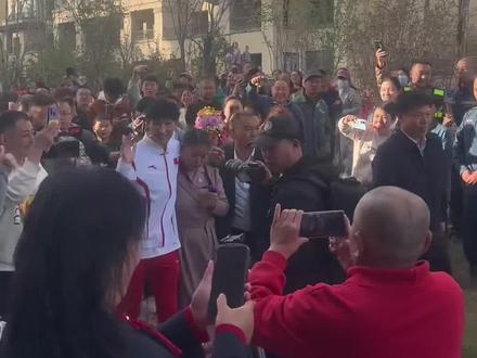 最后一棒逆转日本的人亚运冠军陈佳鹏回到吉林家乡,小区居民夹道欢迎