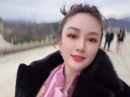 人生最幸福的事,成长路上有同修。
新婚后的第二天,我和先生邀请大家前往观音法界参观和普陀山祈福。
投资百亿级别的观音法界,有种莫名的强大恢弘平和的磁场。进入地界就开始平静和内省
早上5:40的早课,无比的殊胜和震撼,感觉顶轮被打开,所有神圣的能量注入心田,贯彻全身。
愿我们点亮心灯,照亮世界。
#玩家教育 #观音法界#销售大玩家开心老师 #销售大玩家#普陀山