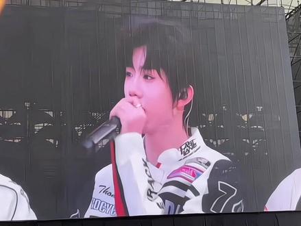 嘈杂的声音在我耳边盘旋 没办法我还是回来了有种上台打死我?#陈奕恒 #陈奕恒新音被喊下楼