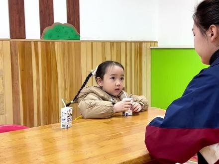 老师强迫孩子喝牛奶,真相是... #孩子喝牛奶 #负责任的老师 #真相 #幼儿园