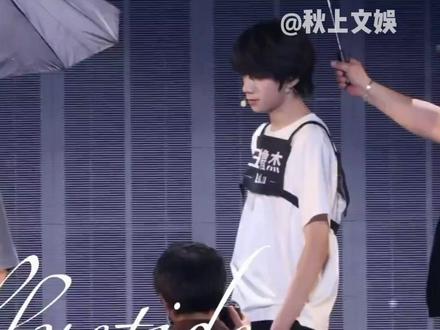 偷看的光明正大,一对视就跑#王橹杰 #穆祉丞 #橹穆 #橹穆双人舞台