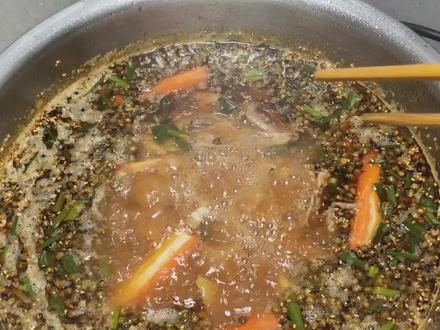 #美味的家常美食分享 #椒麻鸡#椒麻鸡火锅#新疆美食#家常菜
在家就能做的椒麻鸡火锅,麻油炒辣椒打底,麻到舌尖跳舞超过瘾