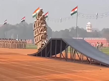 印度三哥的车技#危险动作请勿模仿 #摩托车 #这车技没谁了 #摩托车大师 #抖音小游戏