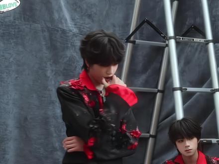 杨博文:你难道不知道我会选陈浚铭吗。
#文铭 #举世文铭 #举世文铭cp #物料 #时代峰峻