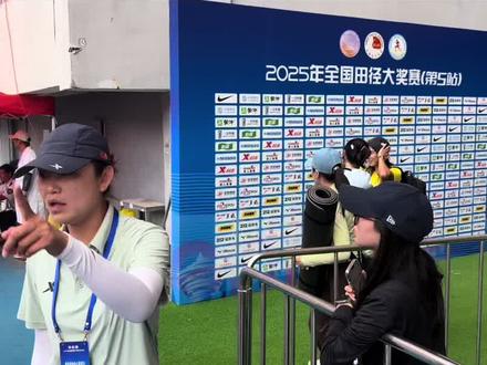 林雨薇、夏思凝百米决赛后,拉手离开赛场