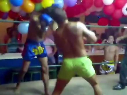 业余与职业真实差距,K-1冠军克劳斯在酒吧拳赛上秒杀业余泰拳手 #拳击比赛 #搏击 #体育精神