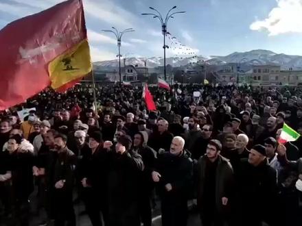 伊朗当地时间3月1日凌晨5点多,伊朗官方宣布,其最高领袖哈梅内伊在美国和以色列的联合轰炸中身亡。这位执掌伊朗最高权力37年的精神领袖和政治强人骤然离世的消息传来,让9000多万伊朗民众遭受到了巨大的情感冲击。
多家国际媒体上,“震惊”“悲恸”“哀悼”“欢呼”“欢庆”“希望”“恐惧”“迷茫”等情感色彩浓重的词汇同时涌现。社交媒体上流传的视频和媒体画面中,有人手捧哈梅内伊的遗像痛哭发誓要复仇,也有人手持美国总统特朗普的肖像,上街载歌载舞地欢呼庆祝。也有的伊朗人心情复杂,或“无感”,或只关心怎么安全度过眼下的空袭与动荡局面。
……
请上财新网阅读全文。可使用优惠代码:*CX*_1ZA1N8O9 上财新网搜索打开,获五折月订优惠。优惠数量有限,先到先得,五天有效。