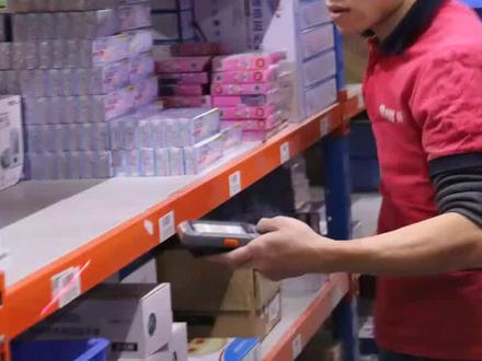 快递扫描枪恢复出厂设置的方法因品牌和型号而异,一般可以通过以下步骤实现:1.找到扫描枪的恢复出厂设置按钮或开关;2.按住该按钮或开关,同时按下扫描枪的电源键,直到扫描枪发出蜂鸣声或指示灯闪烁;3.松开按钮或开关,等待扫描枪自动重启并恢复出厂设置。如果以上方法无法实现,建议查看扫描枪的使用说明书或联系厂家客服寻求帮助。