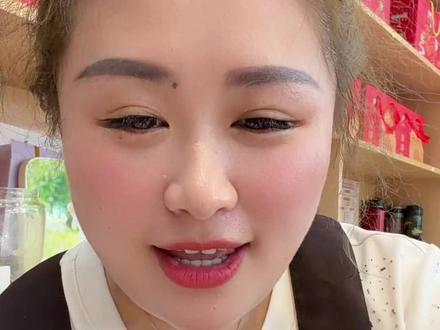 我是锦绣华城五期的业主,我家是21楼,入住还不到两年,买的现房。当时房价车位都是最贵的时候了。去年7月20日玻璃爆了一次,说天热我可以理解,昨天5月24日玻璃又自爆了,这可不是高温吧,物业说,过质保期了,我自费。我说可以,我可以接受自费换玻璃,但我接受不了年年玻璃自爆,所谓的好一点的小区,就是这样的质量?这个玻璃的自爆率太高,我们经常不在家,孩子一个人在家,如果阳台的落地窗爆了,孩子的安全,谁来负责。#锦绣华城