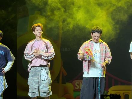 《喜人奇妙夜》巡演上海站✨一整个夯爆了!
视频为5.1首演场8分钟完整谢幕
#喜人奇妙夜 #王王队 #外星从 #小力士 #晔乎不老王