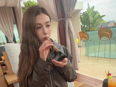 醒茄正确打开方式!#雪茄生活#猎奇 #抽象#黑丝醒茄 #黑丝搭配