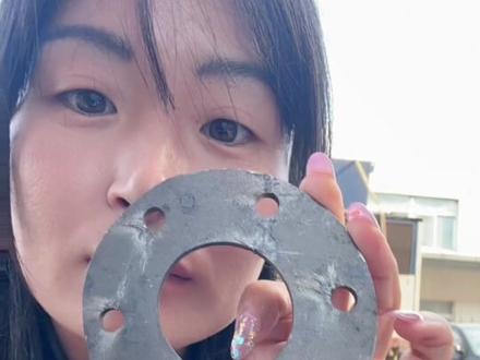 今天我收到了比赛的产品,因为在比赛前我就说了这是我的真实订单,产品割好我是需要的,刚刚收到了大炮寄来的产品,我一看全报废了,因为对方只求速度,所有的孔都没有加引线,直接爆孔了,导致所有的孔包括外圆都是有个长条洞,产品正面全是毛刺和飞溅,处理起来要花费大量人工,所以我选择了报废,并对比赛结果表示不服,如果他加上引线速度其实是一样的,如果是这样的产品给你们,你们会接受吗!