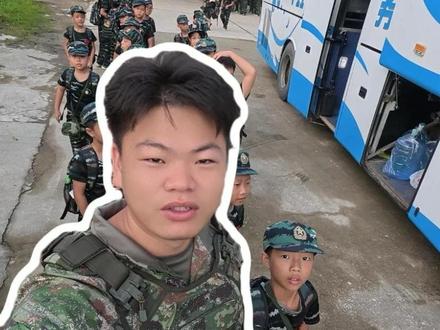 今天不训练带孩子们走一条“强国之路”! 国防基地摸真坦克,科技馆里感受科技,博物馆里看历史。
这才是军事夏令营该有的研学。
铸剑国防,启智科技,寻根历史。
#军事夏令营 #国防教育 #研学 #少年强则国强 #赤龙军事夏令营