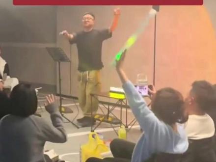 #重庆一小区业主自发组织地下车库音乐会 ,可以自带酒水零食 不收费, 年轻人有激情活力,有空就能下楼参加 #地下车库音乐会 #重庆人的松弛感