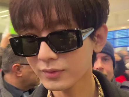 #成毅出发参加巴黎时装周 3月2日安全到达巴黎 淇淇和大家打招了 国外的果果真是好热情啊