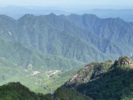 江西最美仙山,三清山省体力玩法
从港首索道上山,出索道右转走缓坡,先到三清宫,再走阳光海岸,之后有三条线路,各位根据体力行选择:
最省体力法,一路下台阶走金沙索道下山,全程基本都是平路加下坡,核心景观都能看到(记得在巨蟒峰平台处看下女神峰再走回来继续下山),预估3-4小时左右走完。
次省体力法,阳光海岸走完,到仙人指路下去一点的分岔口,去往外双溪索道下山(预估3小时走完),或者在临近外双溪索道的日上山庄分岔口,走西海岸环线,回到三清宫,走港首索道下山(预估5-6小时走完)。
最费体力法,也是景观基本都能看完的线路,到阳光海岸后,一路下台阶走到巨蟒峰最大平台处,走右手边女神峰线路,再往一线天方向走到日上山庄,再走西海岸回到三清宫,港首索道下山,景观全包揽(预估8-9小时走完)。
当然,如果各位想体验景观层层推进的感觉,又有体力,那么强烈建议走金沙索道上山,是最震撼的,有一步一景的感觉。#三清山攻略 #三清山 #暑假嗨玩计划