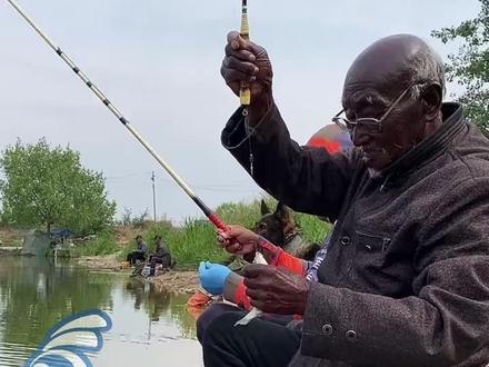 75岁“钓帝”安国勇离世,因痴爱垂钓 皮肤黑如“老抽”走红网络,网友送别:愿天堂有鱼、有湖。