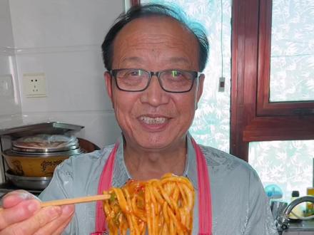 街边夜市美食:炒拉条子做法,口感爽滑劲道,味道美的很,夜市摊上少不了的一道美食。#跟着抖音学做菜 #地方特色美食