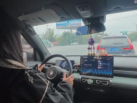 悦也plus冬季检查之
远程预约空调制热
冬天开车,最烦的就是上车冻得发抖、玻璃起雾影响视线,悦也 Plus 的这两个功能直接戳中痛点。
首先是远程预约空调制热,每天早上出门前 5 分钟,用手机 APP 打开空调,设置 25℃,坐进车里的时候,整个车厢都暖乎乎的,
不用像开其他车那样,上车先冻几分钟,等空调慢慢制热(有些车手动空调,15分钟车内空间才能升温)。
而且悦也的空调制热速度官方说提升了 20%,实际体验确实快,10 秒就能感觉到暖风。然后是玻璃除雾,这是安全刚需!上周雨天,上车发现前挡玻璃全是雾,按一下悦也的自动除雾键,3 秒就清干净了,全程没影响视线(车友圈也有很多人夸这个功能)。
而朋友的某品牌车,除雾得手动调风量、调温度,还得等 5-10 秒才能看清,雨天开车真的没安全感。
后续有其他,我再给大家做详细分享~
#宝骏悦也plus #能秀能装能撒野 #电车 #悦也plus #冬季用车