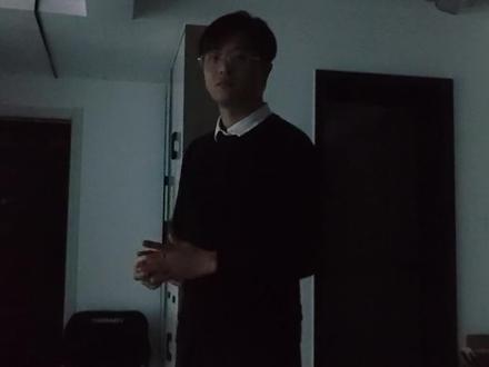 没想到这个悠悠球,还会发光 (不过轴承很差,换了个轴才勉强能玩两下)