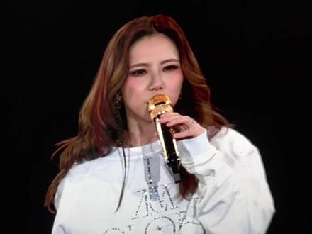 返场广州站是目前为止歌单最长的站,有钻石台加唱的4首、有打鼓solo还有点唱环节,广州太幸福了!#邓紫棋 #邓紫棋广州惊喜 #邓紫棋广州演唱会 #邓紫棋iamgloria世界巡回演唱会 #邓紫棋巡演日记