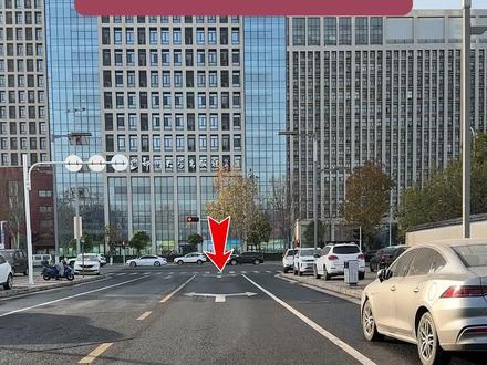 新手驾驶技巧 新手右转前务必观察信号灯,严禁抢行、压导流线或实线转弯#学车#手动挡 #停车技巧 #右转 #每天一个用车知识