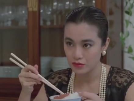 光头佬躲桌子底下监视,结果被洪金宝整惨,太逗了