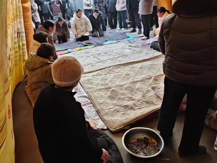俗说三年半喜半忧 一晃三年,您已归于尘土,目之所及,皆是回忆,心之所想,皆为遗憾
孙媳24拜大礼祭念爷爷