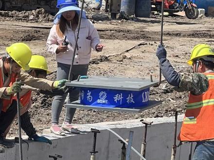 隔震支座支墩的定位和一般建筑定位的测量放线、确定支墩的定位区别不大。支墩的钢筋制作,需要注意埋板的锚孔位置需要和厂家沟通,按照采购的隔震支座的型号确定锚孔的位置。在支墩浇筑前需要生产厂家来现场指导施工,隐蔽验收时生产厂家需要来现场一起参加验收,主要目的是需要厂家见证和确定埋板的水平度,保障隔震支座安装后产品的 安装质量。#专业的事交给专业的人 #施工现场实拍 #现场实拍 #生活不辜负每一个勤奋努力的人 #让技术变的更有价值 #干着最脏的活挣最干净的钱 #努力挣钱才是硬道理 #服务我们是认真的 #让劳动者上头条 #不辜负每一份信任