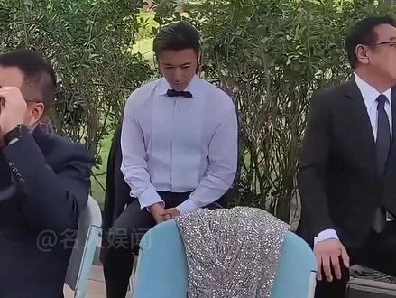 候场镜头看明星真实,倪妮搭肩邓超不放手,陈伟霆惠英红手拉手下班#倪妮 #陈伟霆 #邓超 #娱乐评论大赏 #内容启发搜索