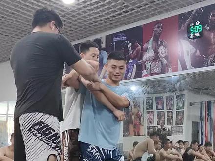 拳馆队员自创过肩摔破解法。#过肩摔 #拳击 #泰拳 #格斗健身 #搏击