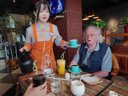 海口也太好吃了吧,带我妈妈逛吃一整天,海南美食一个也别错过 带德国爸妈开启海口的“逛吃”一天!
从醇厚的福山咖啡到清甜的斑斓肠粉和椰奶清补凉,再到靠卖粉盖起一栋楼的传奇海南粉。下午去省博物馆感受海南文化,晚上再炫一顿糟粕醋配椰奶鸡的双拼鸳鸯火锅!
一整天嘴基本没停过,老妈发自内心地赞叹:“吃得比在德国还香!”
📷
A7M5
DJI ACTION 6
BGM
wholesome-by-kevin-macleod-from-filmmusic-io
Chances - Silent Partner
Fresh Fallen Snow - Chris Haugen
A Stroll - The Grey Room _ Density & Time
Your Love - Yung Logos
glitter-blast-by-kevin-macleod-from-filmmusic-io
打卡地点
福山咖啡长堤路店
三姐海南粉(骑楼老街店)
香椰文昌椰奶鸡(水巷口店)
#海南 #海口 #美食 #外国人 #旅行