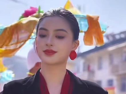 米脂秧歌队最美女指挥高梦瑶,一抬手就惊艳了整个陕北! 米脂秧歌队的高梦瑶,一身红衣黑外套,指挥时气场全开,这才是刻在骨子里的东方美!
#米脂秧歌 #高梦瑶 #最美女指挥 #陕北年味#高不圆圆