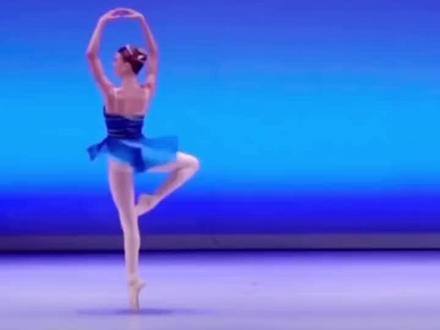 自律使人变美~俄罗斯首席贝耶跳的古典大双女变奏,也叫奥贝尔,肢体控制力贼好,可惜不能下载分享😶