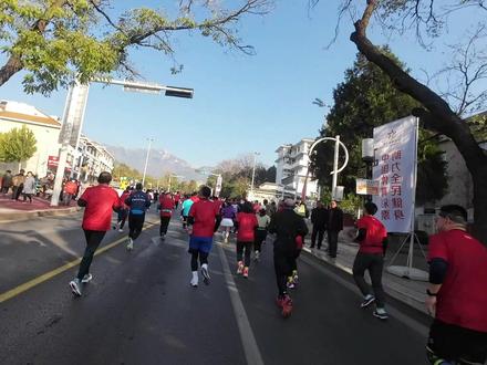 泰安马拉松PB,都是大坡跑岔气了120急救车差点把我拉走,坚持了,啦啦队全是美女,太热情了。#半程马拉松 #泰安马拉松2023 #马拉松 #马拉松训练