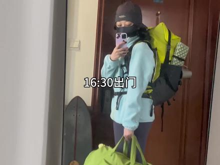 i人独自出发!Z164上海直达拉萨带什么?
抢到了去上海直达拉萨的网红列车Z164。因为只抢到了👉硬卧的中铺,感觉舒适度可能差一些,所以出发前做了很多功课!
✅两天两夜实测要带的:
👉火车三件套+隔帘。实测下来隔帘最重要,中铺或下铺的话,带几个小夹子就行,不需要绳子。但三件套(中铺)操作下来有点难,没啥必要;
👉洗漱用品:记得自备!
👉化妆品:可以带一些旅行片装,还有记得带防晒;
👉吃的:我自己带了点咖啡和小面包,火车有热水;
👉拖鞋:一定一定要带,上下铺换鞋肯定没有拖鞋方便!
👉大容量充电宝:非常重要❗️因为火车插口很少基本抢不到。我带的2w毫安就差不多刚好够用!
👉耳塞:一定要带!!!
另外火车上手推餐车的盒饭均价20r,餐车现点大概60r。
#vlog十亿流量扶持计划 #说走就走旅行 #绿皮火车 #上海直达拉萨 #z164次列车