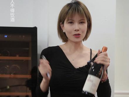 一分钟学会!适合新手0失败的开酒方法~ 分享4种葡萄酒的开瓶方式,简单易学,新手也能快速上手。
①橡木塞
②啤酒盖
③香槟塞
④螺旋盖
#葡萄酒 #葡萄酒知识 #葡萄酒开瓶 #葡萄酒开瓶教程 #开酒小技巧
