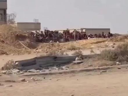 人道援助成死亡陷阱!加沙人频频被杀,这段画面或能找到原因 加沙面临严重饥荒的同时,以军大肆向寻求物资的民众开火。8月2日的一段视频中,“加沙人道主义基金会”一处物资分发点附近枪声不断,许多民众趴在地上、匍匐着躲避。#媒体精选计划