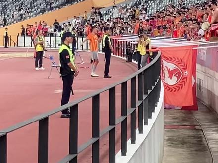 0:3负于成都蓉城!但是无论结果如何,我们球迷都是不抛弃不放弃!没有一句责怪球员!都是包容与鼓励!这是我们最可爱的球迷!深圳队加油!#成都蓉城 #深圳队 #比赛现场 #中超 #看台文化