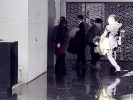 #日本外务省官员低头离开中国外交部 日本外务省亚洲大洋洲局局长金井正彰昨天(11月17日)起访华。据日媒报道,在中国期间,他将围绕日本首相高市早苗涉台言论与中方进行磋商。今天(11月18日),外交部亚洲司司长刘劲松与其会面。下午2点左右,金井正彰一行离开中国外交部。面对媒体提问,他并未给出任何表态。
中国外交部发言人毛宁表示,刘劲松同金井正彰举行了磋商。在磋商中,中方就高市早苗涉华错误言论再次向日方提出严正交涉,指出高市的谬论严重违反国际法和国际关系基本准则,严重破坏战后国际秩序,严重违背一个中国原则和中日四个政治文件精神,从根本上损害中日关系政治基础,性质和影响极其恶劣,激起中国人民的公愤和谴责。中方严肃敦促日方收回错误言论,停止在涉华问题上制造事端,以实际行动认错纠偏,维护中日关系政治基础。(来源:CMG国际时讯)