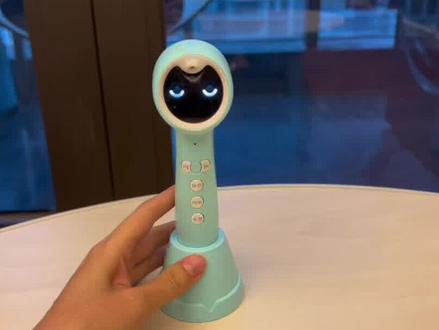 小蝌蚪点读笔功能全解析,我使用了一年多以后的总结
1.点读功能:绘本资源很强大,除了凯迪克正版、raz正版和一些jojo、趣威、小鸡球球之类的只支持自家点读笔的绘本读不了以外,其他95%都能读(当然前提首先你得买的绘本是“点读版”绘本)、包括文脉书局、祖国版绘本都能读
2.分级读物可以读海尼曼、红火箭、培生、祖国版raz、祖国版牛津树(正版牛津树和raz读不了)
3.有Wi-Fi的情况下点绘本封皮的点读入口自动下载点读包,不用自己连电脑下载。所有小达人能读的绘本小蝌蚪都能读,因为他俩是一个解码方式,点读包都是通用的dab点读包
4.翻读功能很好,如果暂时不想买绘本阅读机器人,小蝌蚪翻读也不错,部分绘本支持指读(就是点哪个字读哪个字,适合孩子学认字时候用)但你不要和1000多的绘本阅读机器人去比翻读功能,毕竟价格差那么多,功能定位也不一样。有条件的还是建议点读笔和luka都安排。但如果只想买一个,还是推荐先入小蝌蚪
5.熏听功能很适合小宝宝,我家一岁到一岁半这个期间很少用点读功能,但每天必用小蝌蚪熏听音乐
6.型号:我是一年多前买的a6,建议直接入手最新款a6s功能最全,300出头。如果追求性价比s9也可以选择。电子产品都是最新款一定在功能上有优化
7.缺点:外观不好看,音效音质稍微差一点,但是也没特别差所以不用太纠结(说差是和毛毛虫对比)
8.没有一支点读笔能点读所有书(不存在的),但小蝌蚪已经算目前市面上点读笔里能读的绘本资源最广的了,再加上有翻读功能,所以如果只打算买一支点读笔,或者预算有限,我都建议选小蝌蚪
9.以上仅代表个人使用后的观点,求同存异