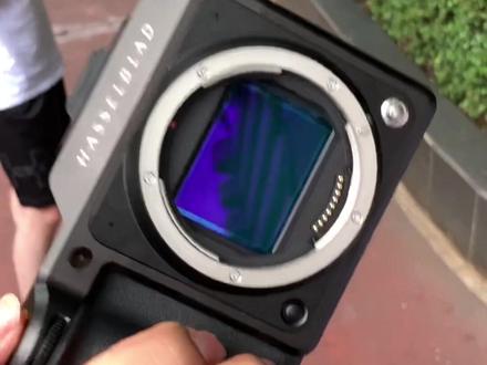 Ok,这次不跟大家开玩笑了,今天分享摄影顶级玩家必买的瑞典相机品牌哈苏最新款中画幅哈苏X2D 100C,搭载一亿像素背照式传感器,哈苏Hncs自然色彩管理方案,16比特色深可呈现281万亿种色彩,15档动态范围,原生ISO低至64,可拍出极致纯净通透画面,后期空间非常大!非常建议各位摄影高手人手一个,如果碰到有人不认识这台相机,那就请她出门左转去爱马仕去逛一圈儿#哈苏相机 #哈苏X2D #摄影器材 #顶级 #相机