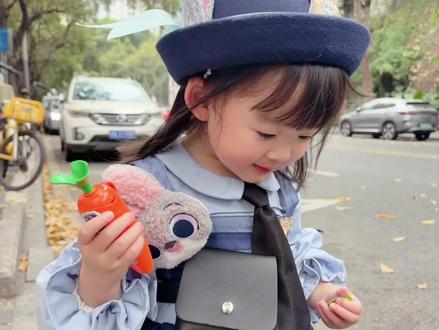 一只被叫醒出发去迪士尼前的兔子🐰警官❗️ 半个多月前就天天在说要去迪士尼玩
#可爱萌娃#萌娃cos朱迪 #疯狂动物城#兔子警官