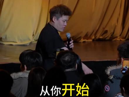 这剧情反转也太搞笑了吧 哈哈哈
#脱口秀现场 #二狗脱口秀 #脱口秀爆笑名场面 #创作者扶持计划