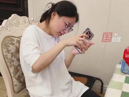 6月23日,四川绵阳。女生高考查分喜极而泣,爸爸:孩子是复读生,成绩较去年涨了近100分。这是我近几年最开心的时候,孩子的努力,这一刻得到了回报。